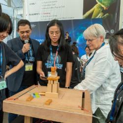 Henriette Hendriks and school students take part in the Brainiverse Challenge: ‘Can this model withstand a simulated earthquake?’