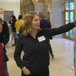 Photo of Margreet Vogelzang presenting her poster to Arik Kershenbaum