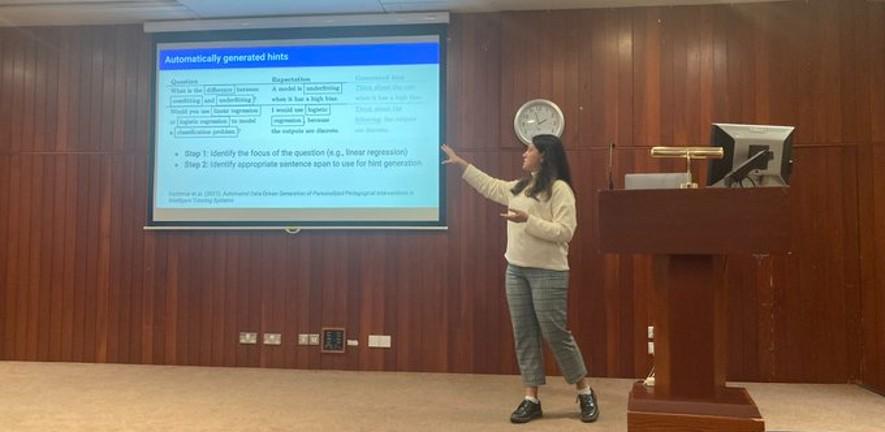 Ekaterina Kochmar presenting at D4G workshop October 2022
