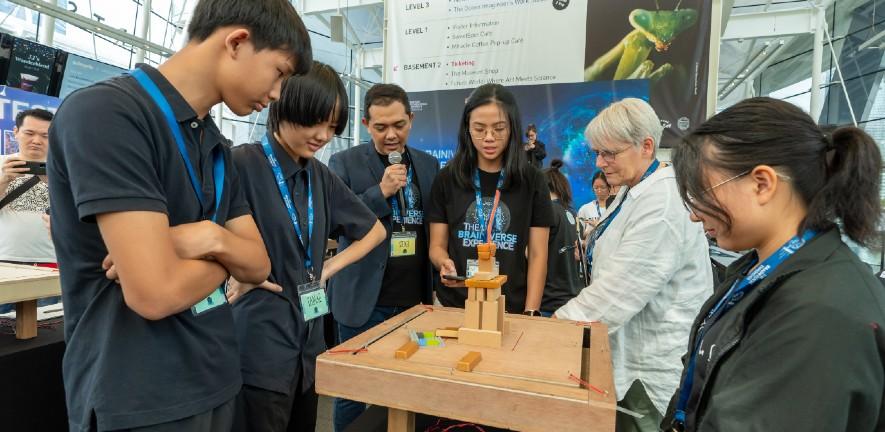 Henriette Hendriks and school students take part in the Brainiverse Challenge: ‘Can this model withstand a simulated earthquake?’